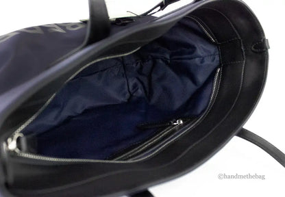 Borsa tote piccola in nylon Econyl blu navy con marchio Burberry