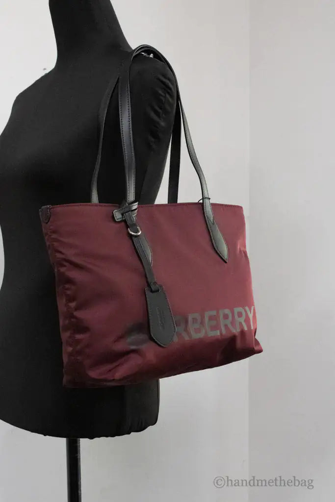 Borsa tote piccola in nylon Econyl con logo Burberry Burgundy