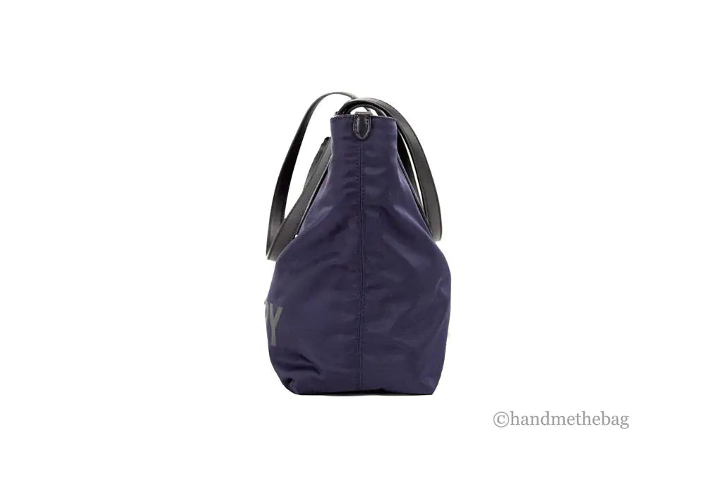 Borsa tote piccola in nylon Econyl blu navy con marchio Burberry