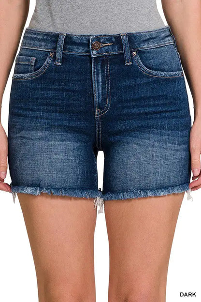 SHORTS IN DENIM CON ORLO SFILACCIATO A VITA MEDIA ZENANA