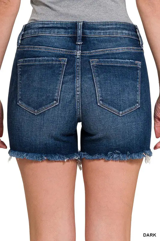 SHORTS IN DENIM CON ORLO SFILACCIATO A VITA MEDIA ZENANA