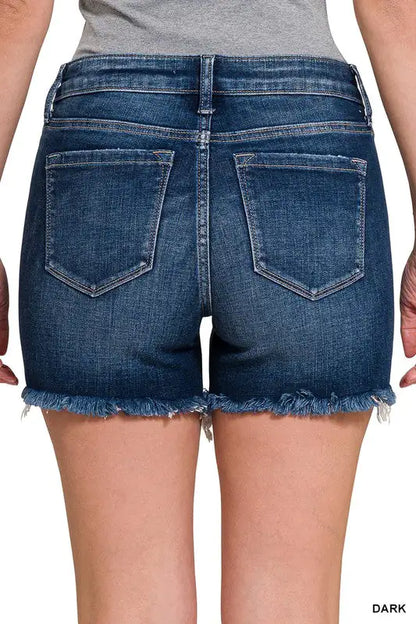 SHORTS IN DENIM CON ORLO SFILACCIATO A VITA MEDIA ZENANA