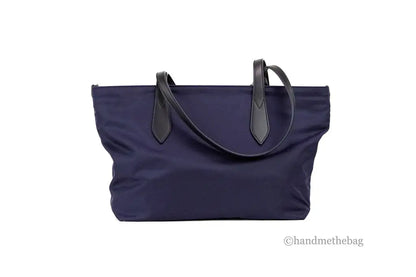 Borsa tote piccola in nylon Econyl blu navy con marchio Burberry