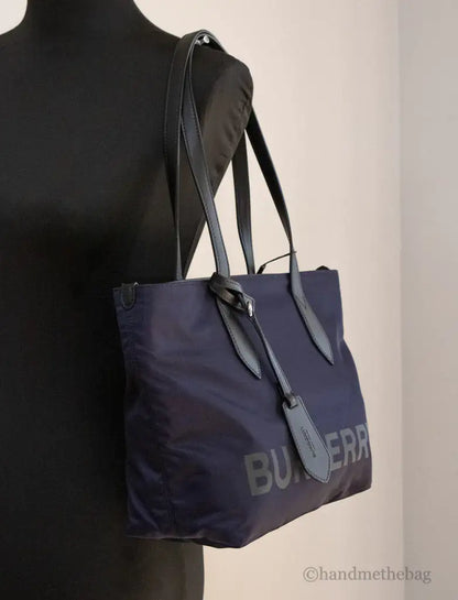 Borsa tote piccola in nylon Econyl blu navy con marchio Burberry