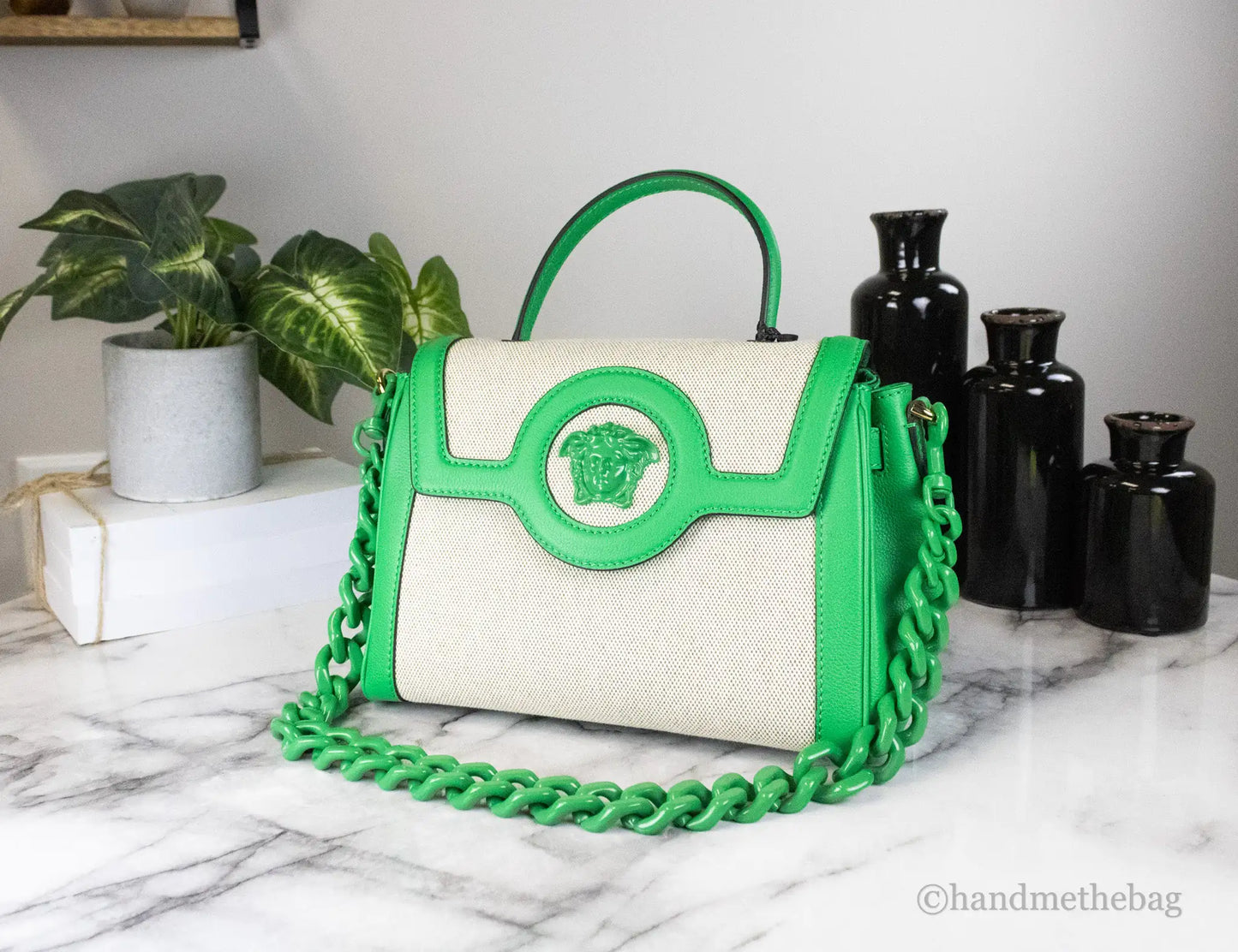 Bolso de mano pequeño de lona con cuerda verde brillante de Versace