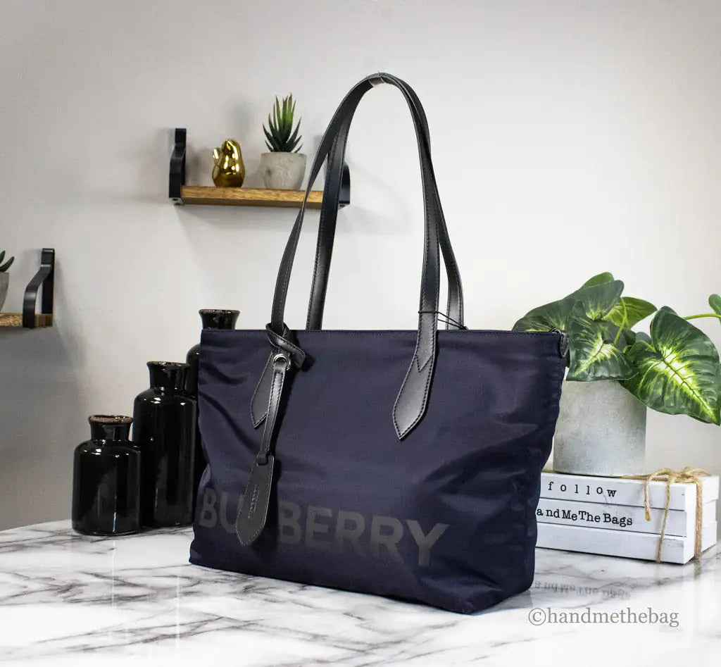 Borsa tote piccola in nylon Econyl blu navy con marchio Burberry