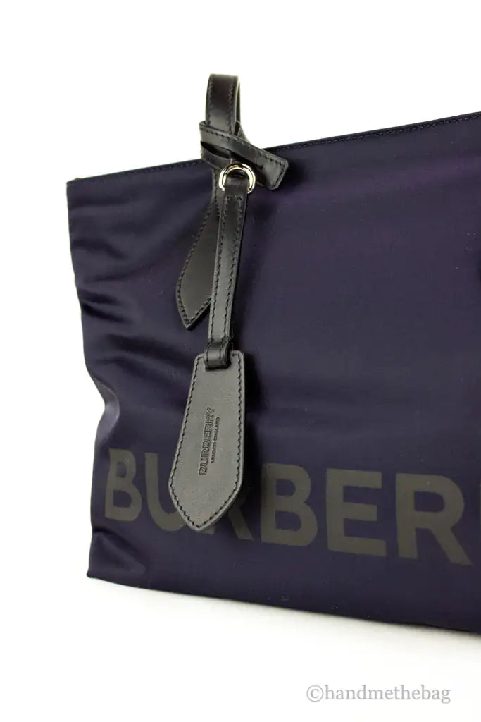 Borsa tote piccola in nylon Econyl blu navy con marchio Burberry