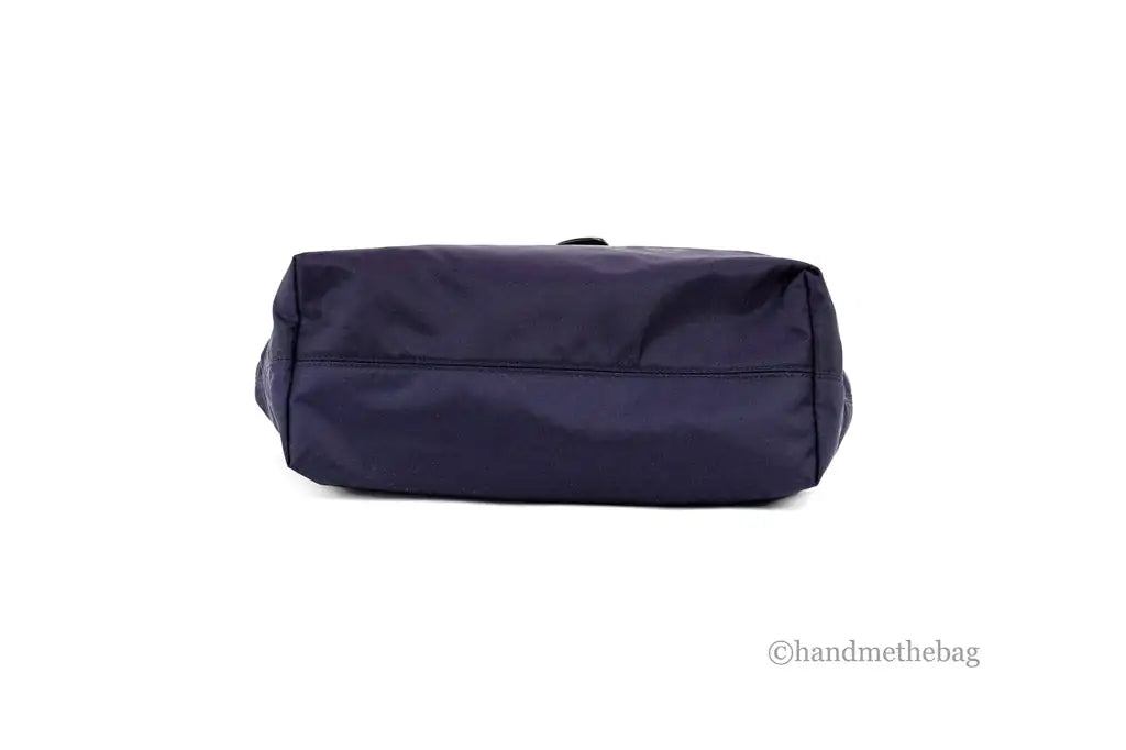 Borsa tote piccola in nylon Econyl blu navy con marchio Burberry