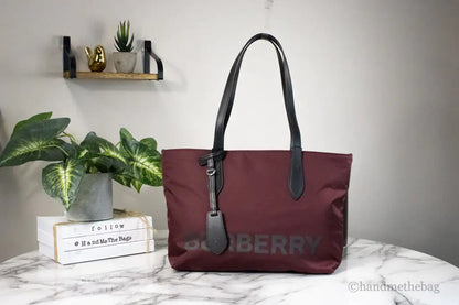 Borsa tote piccola in nylon Econyl con logo Burberry Burgundy