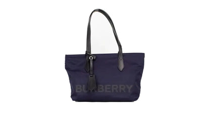 Borsa tote piccola in nylon Econyl blu navy con marchio Burberry